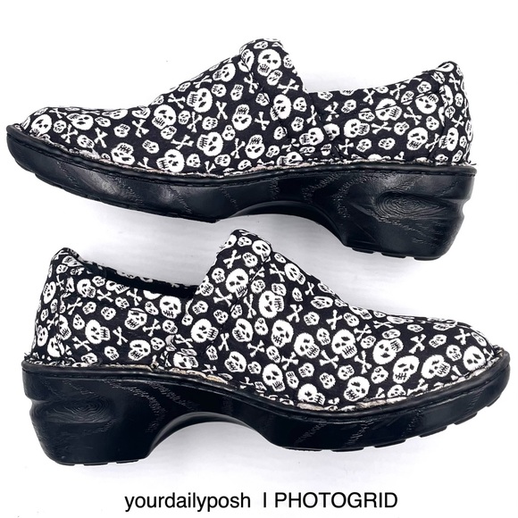 Born b.o.c. skulls and crossbones black and white fabric clogs US 8.5M - Picture 3 of 13